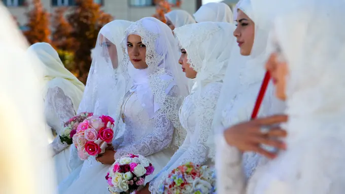 PHOTO: Momen Romantis Nikah Massal di Rusia