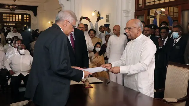 Sebanyak 18 menteri termasuk Perdana Menteri Dinesh Gunawardena dilantik ke dalam kabinet baru Sri Lanka di hadapan Presiden Ranil Wickremesinghe. (Xinhua)