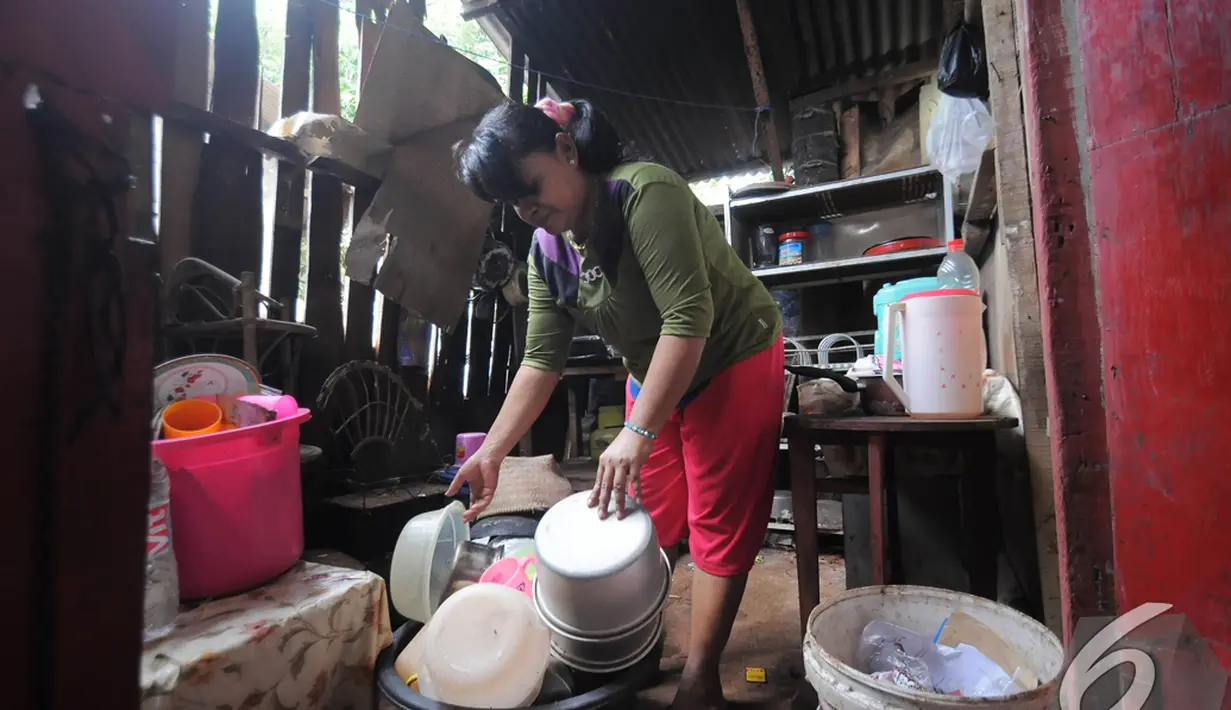 Sawiah, ibunda Sony Wakwaw membereskan barang saat akan pindah ke rumah yang baru. Sawiah bekerja sebagai buruh cuci. Foto diambil pada Kamis (4/12/2014). (Liputan6.com/Herman Zakharia)