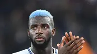 2. Tiemoue Bakayoko - Tak hanya Pogba, Bakayoko juga gemar mewarnai rambutnya setiap pekan. Usai mencetak gol perdana bersama Chelsea, ia langsung mengecat rambutnya menjadi biru. (AFP/Alberto Pizzoli)
