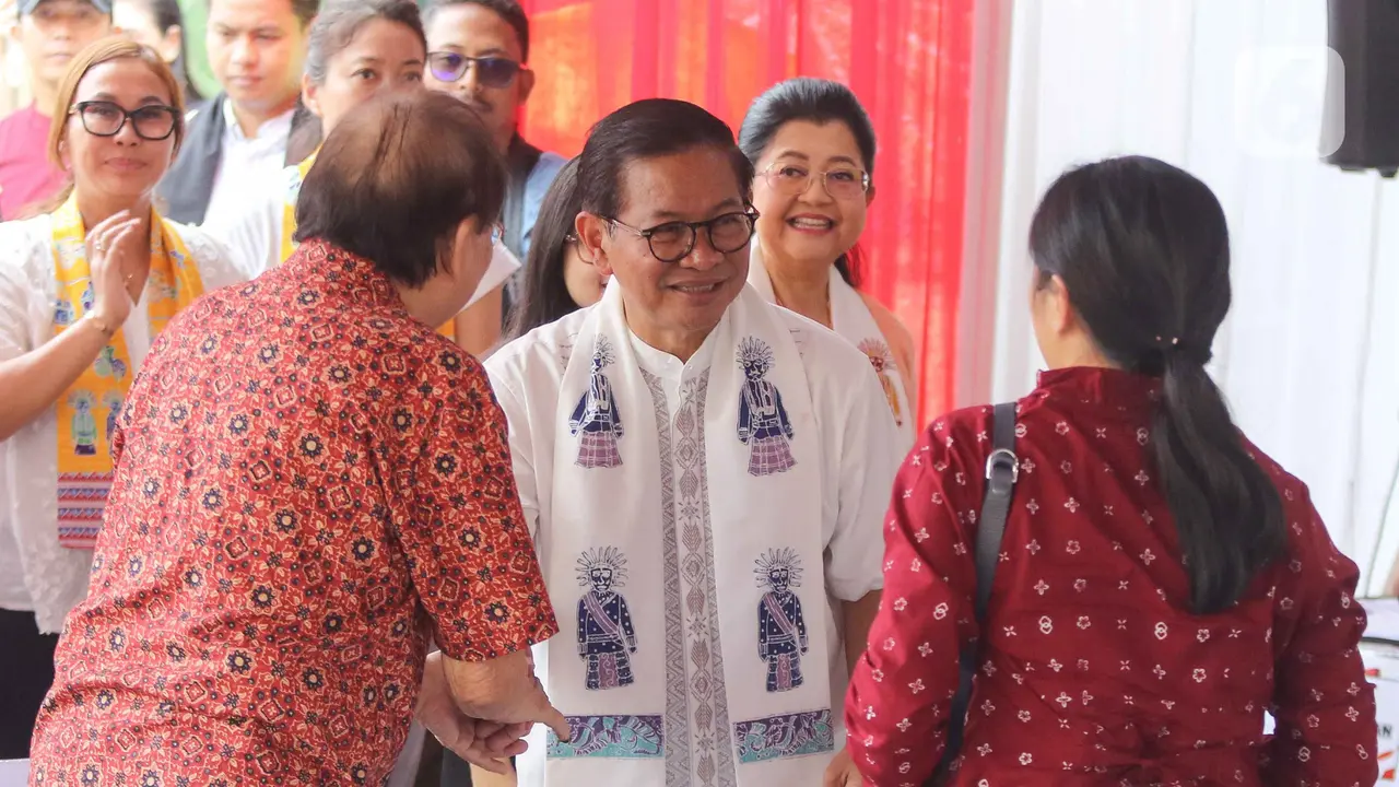 Ditemani Istri dan Anaknya, Pramono Anung Gunakan Hak Pilihnya di TPS 046 Cipete Selatan