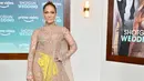 <p>Jennifer Lopez terlihat mengenakan gaun dari Valentino Couture. Ini adalah momen saat ia menghadiri Premiere Shotgun Wedding di Hollywood, California. Foto: Vogue.</p>