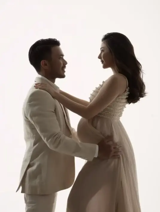 Busana yang dikenakan Jessica Mila pun sedikit menerawang pada bagian rok. Dress Jessica pun memiliki warna senada dengan setelan jas Yakup.  [@jscmila]