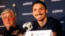 Zlatan Ibrahimovic tersenyum dalam konferensi pers pertamanya sebagai pemain LA Galaxy bersama Major League Soccer (MLS) di StubHub Center, California, Jumat (30/3). Eks pemain Manchester United ini resmi bergabung dengan LA Galaxy. (AP/Ringo H.W. Chiu)