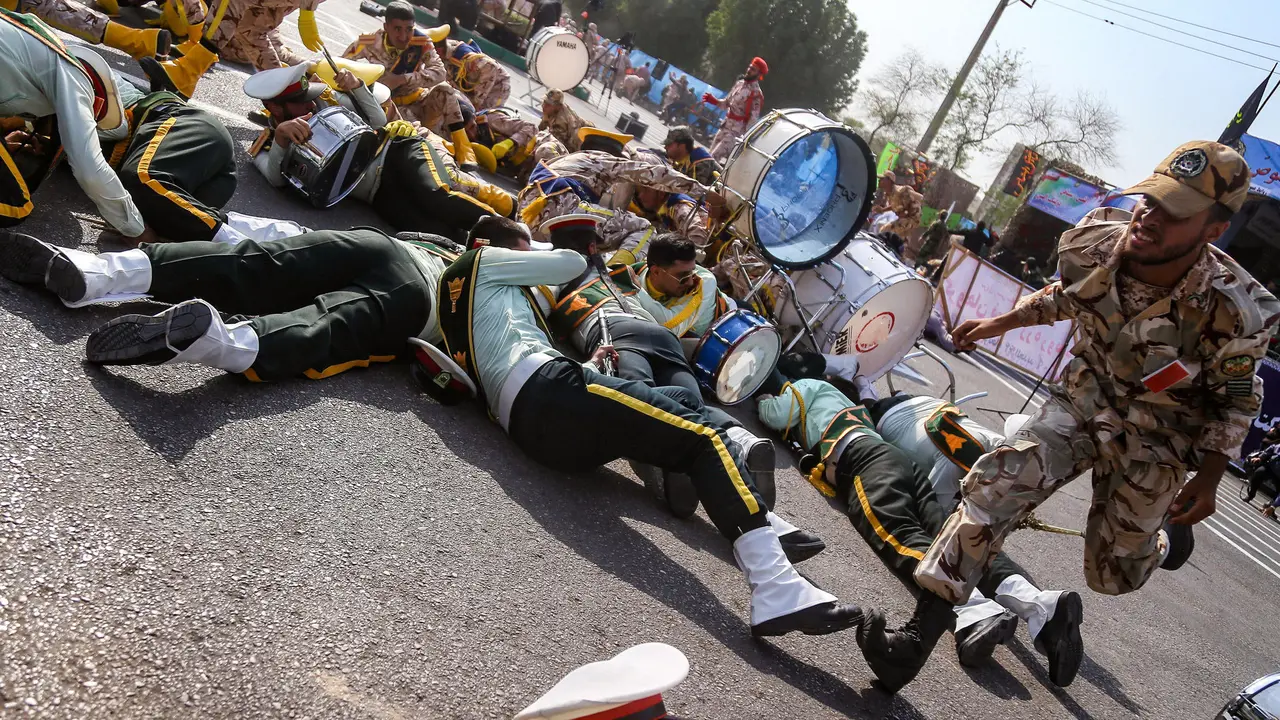 Serangan maut dalam paade militer Iran di Ahvaz pada Sabtu, 22 September 2018, menewaskan 25 orang (AP/Morteza Jaberian)