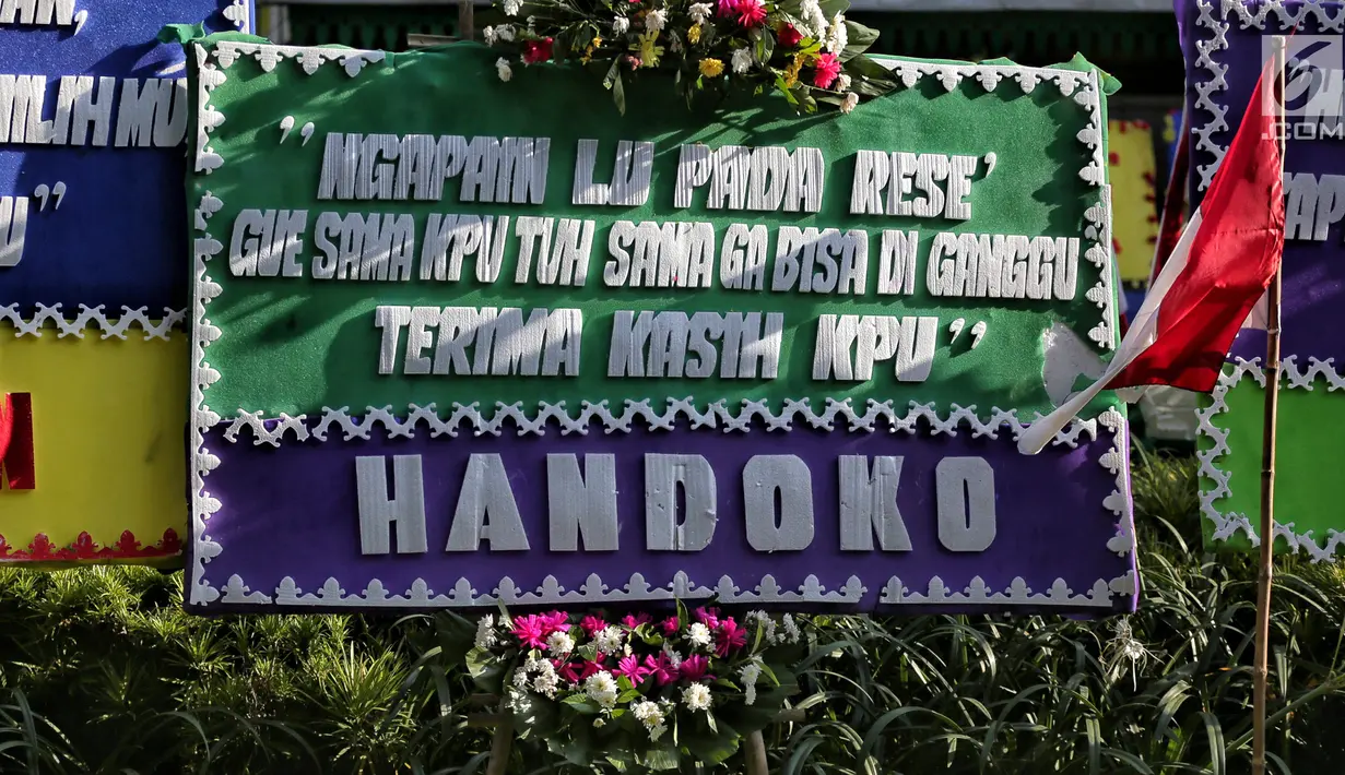 Karangan bunga kembali menghiasi depan Kantor Komisi Pemilihan Umum (KPU) Pusat dan dan ruas Jalan Imam Bonjol,  Menteng, Jakarta Pusat, Senin (6/5/2019). Karangan bunga tersebut dipenuhi kata-kata unik dan lucu berisi ucapan dukungan terhadap KPU RI. (Liputan6.com/Faizal Fanani)