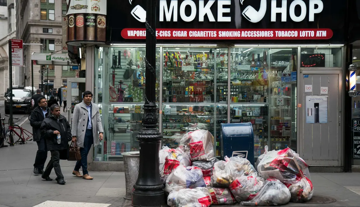 Tumpukan sampah terlihat di trotoar di Lower Manhattan, New York City (22/2). Dengan menggunakan data dari Environmental Protection Agency memberi peringkat New York City sebagai kota paling kotor di negara tersebut. (AFP Photo/Drew Angerer)
