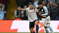 Pemain Bologna Remo Freuler (kiri) saat bersua Aston Villa di Liga Europa. (JUSTIN TALLIS / AFP)