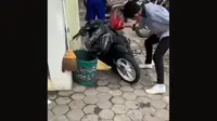 Tidak terima helmnya dicuri, mahasiswa Universitas Muria Kudus (UMK) ini merusak motor pelaku. (srouce: Instagram @terang_media)