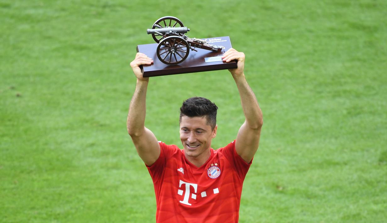 Pemain Bayern Munchen, Robert Lewandowski, mengangkat trofi pencetak gol terbanyak Bundesliga 2019 di Allianz Arena, Jerman, Sabtu (18/5).  Munchen menang 5-1 atas Frankfurt. (Sven Hoppe/dpa/AFP).