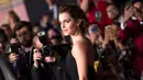 Ekspresi Emma Watson saat berada di karpet merah menghadiri pemutaran perdana film Beauty and the Beast di El Capitan Theatre, di Hollywood, Los Angeles, California (2/3). (AFP Photo / Valerie Macon)