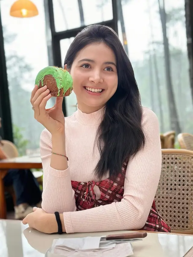 Pesona Bulan Sutena dengan Makeup Minimalis Namun Selalu Memesona (credit: instagram/bulansutena).