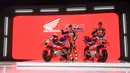 Dua pebalap MotoGP Honda Racing Corporation (HRC) yakni Joan Mir (kiri) dan Luca Marini saat menghadiri launching motor baru untuk MotoGP 2025 di pabrik PT Astra Honda Motor (AHM) di Cikarang, Jawa Barat pada Sabtu (1/2/2025). Honda resmi merilis motor baru untuk MotoGP 2025. Nuansa oranye yang selama ini melekat di bodi kini didominasi merah. (Bola.com/M. Iqbal Ichsan)