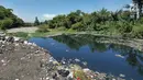Penampakan tumpukan sampah di Sungai Citarum Lama di kawasan Cicukang, Bandung, Jawa Barat, Rabu (3/4). Pemerintah pusat menggagas program Citarum Harum untuk merevitalisasi sungai terpanjang di Jawa Barat tersebut. (Liputan6.com/Herman Zakharia)