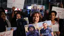 Para demonstran memegang foto dan spanduk yang mengecam pembunuhan jurnalis Al Jazeera dalam serangan Israel di Kota Gaza, selama aksi doa bersama di Ramallah, di Tepi Barat yang diduduki pada 11 Agustus 2025. (Zain JAAFAR/AFP)