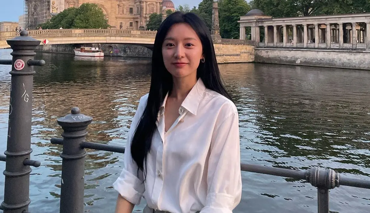 Kim Ji Won sendiri diketahui mengawali kariernya dengan menjadi trainee sebagai penyanyi, penari serta akting. Bahkan, dirinya menjadi backing vocal untuk penyanyi Younha serta menjadi model video klip. (Liputan6.com/IG/@geewonii)