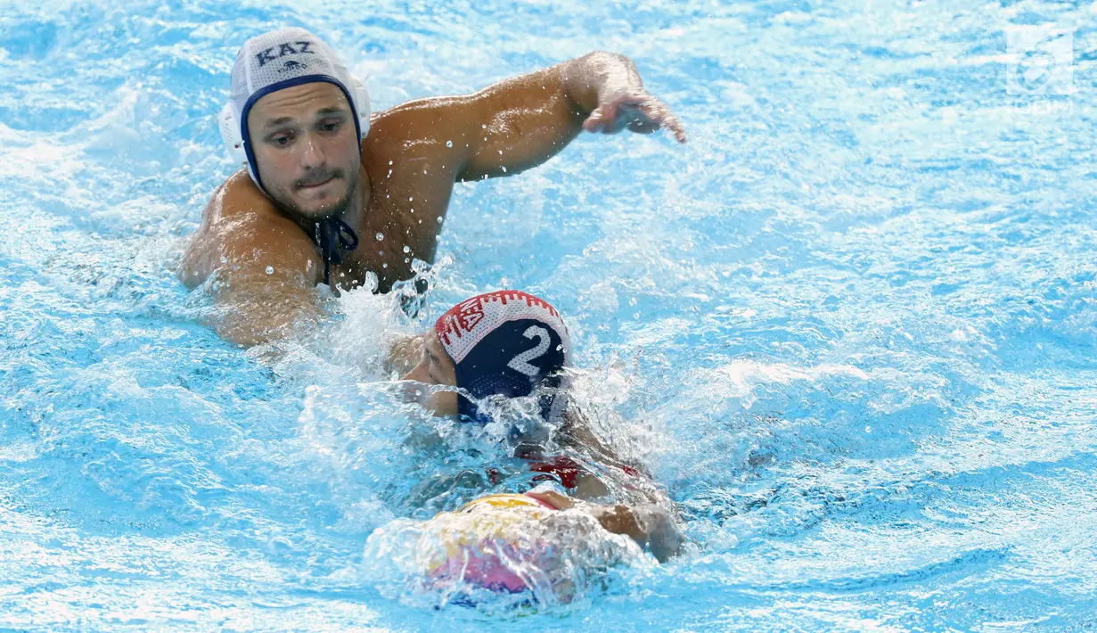 Pemain Polo Air Putra Indonesia, Beby Willy EP Tarigan (kiri) menghindari kawalan Miras Aubakirov (Kazakhstan) pada perempat final Polo Air Putra Asian Games 2018 di Stadion Akuatik GBK Jakarta, Kamis (30/8). (Liputan6.com/Helmi Fithriansyah)