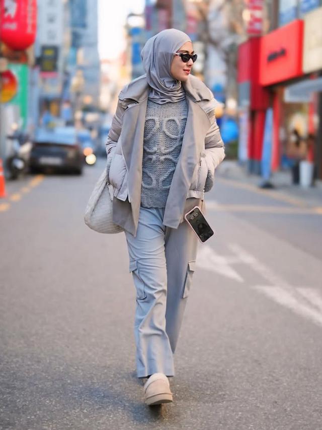 Jeje Govinda dan Syahnaz Sadiqah saat Liburan ke Korea Selatan. [@syahnazs]