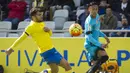 Pemain Barcelona, Neymar (kanan)  berusaha mengecoh pemain Las Palmas, Pedro Tanasu 'Tana' pada lanjutan La Liga Spanyol pekan ke-25 di Stadion Gran Canaria, Las Palmas de Gran Canaria, Sabtu (20/2/2016) malam WIB. (AFP / Jaime Reina)