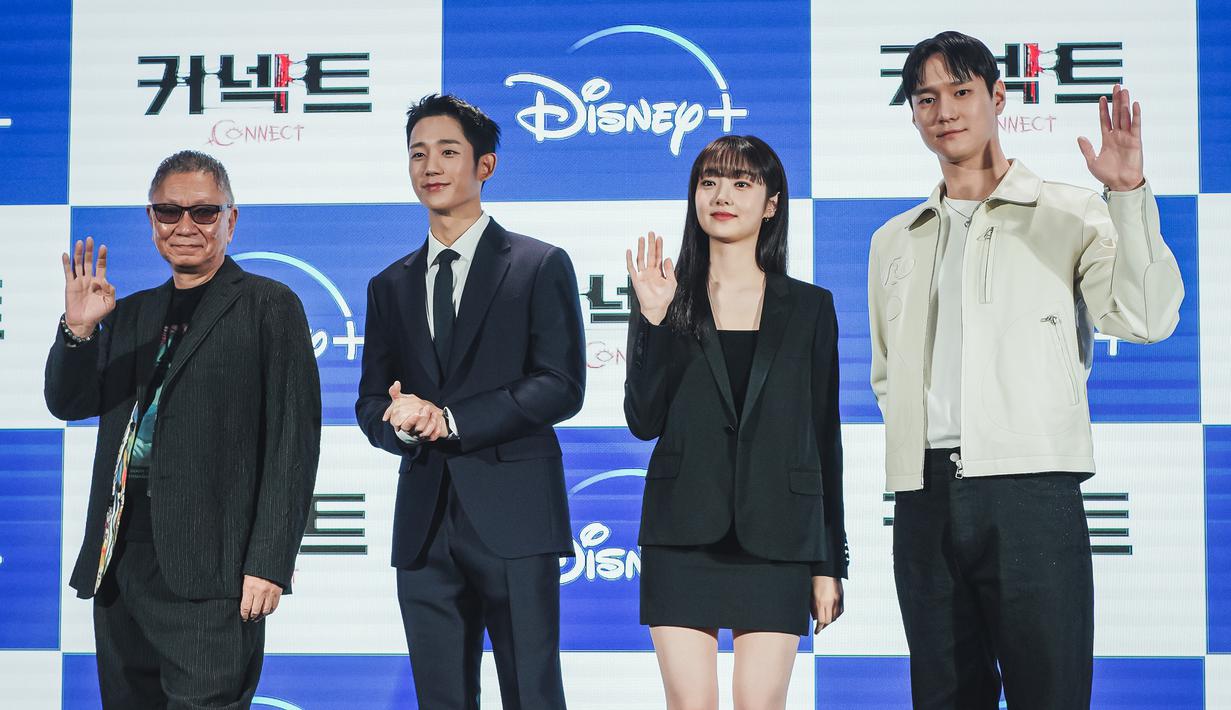 Takashi Miike, Jung Hae In, Kim Hyejun, dan Go Kyung Pyo dalam konferensi pers Connect. (Foto: Disney Plus Hotstar)