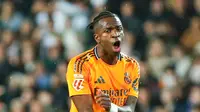 Real Madrid harus bermain dengan 10 orang di menit ke-79. Vinicius diganjar kartu merah setelah tertangkap VAR memukul kepala kiper Valencia, Dimitrievski. (AP Photo/Alberto Saiz)