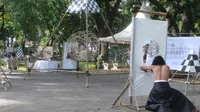 Kelompok Sejinah Seniman Solo membuat teatrikal yang mengusung makna revolusi mental yang mengagetkan pengunjung di Taman Suropati