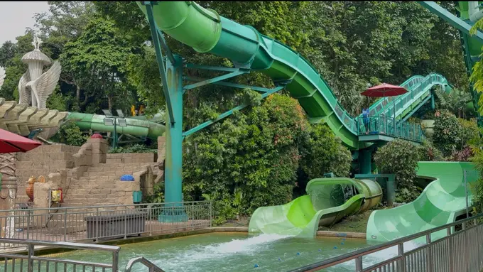 Liburan ke Singapura Bermain Air di Adventure Cove Waterpark. [Anisha/Fimela]