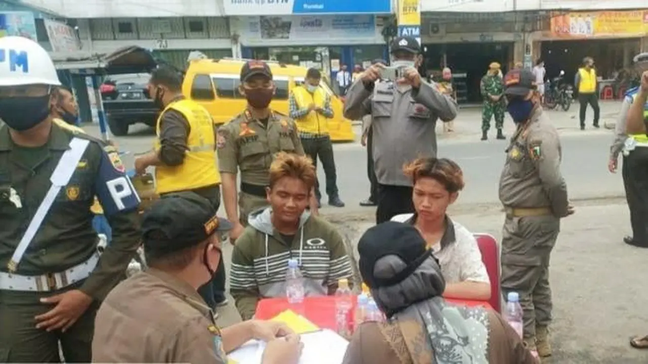 Satgas Pemburu Teking mendata dua warga Pekanbaru yang tidak memakai masker.