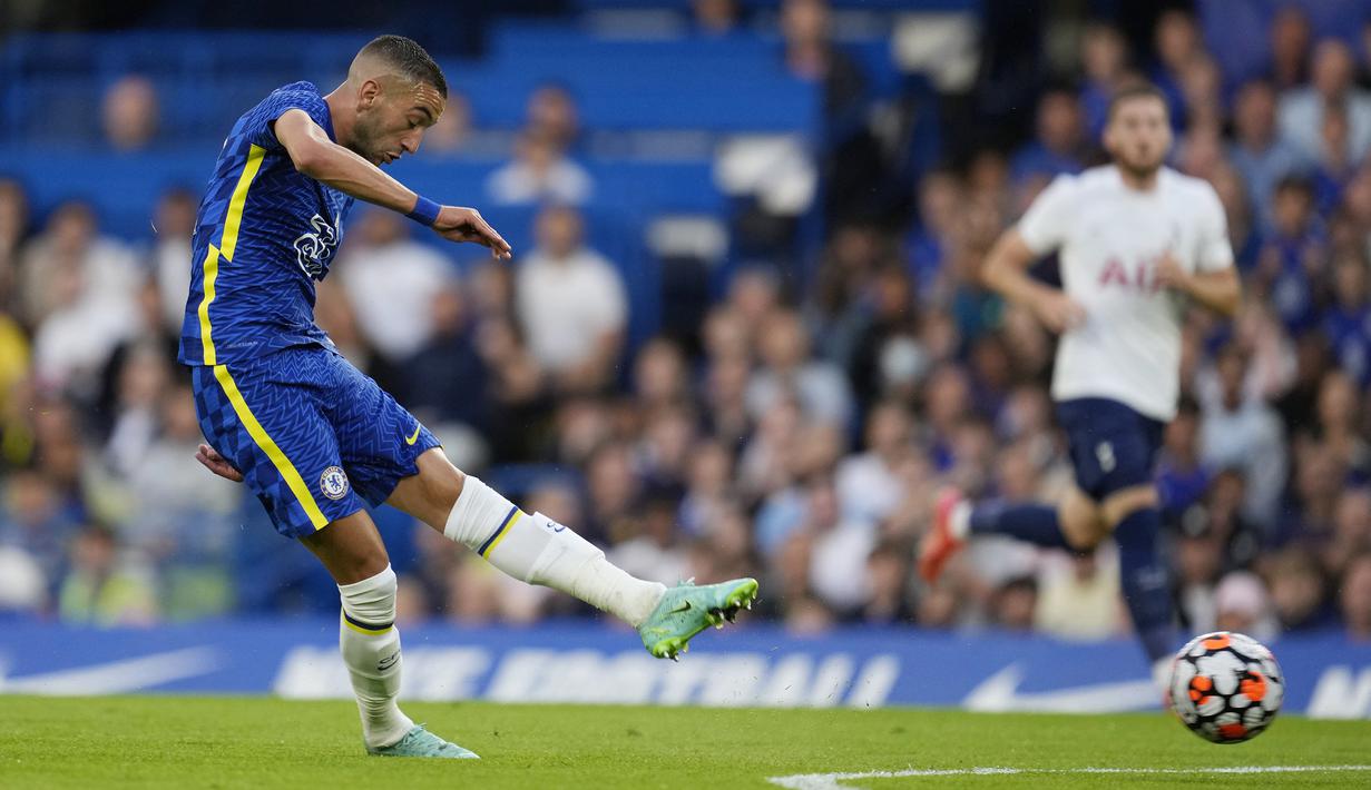 Gelandang Chelsea, Hakim Ziyech melepaskan tendangan yang berbuah gol pertama timnya ke gawang Tottenham Hotspur dalam laga uji coba pramusim 2021/2022 di Stamford Bridge, London, Rabu (4/8/2021). Chelsea bermain imbang 2-2 dengan Tottenham. (Foto: AP/Matt Dunham)