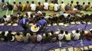 Petugas Tagana memberikan makanan kepada pengungsi etnis Rohingya di Lhoksukon, Aceh, Senin (11/5/2015). Sekitar 500 migran terdampar di pantai Aceh setelah terapung-apung di laut selama sebulan karena kehabisan bahan bakar. (REUTERS/Roni Bintang)