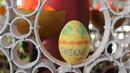 Salah satu hiasan pada salah satu telur paskah yang ada pada dekorasi telur paskah raksasa di Gereja Katedral, Jakarta, Minggu (4/1). Hiasan pada telur telur paskah tersebut mewarnai perayaan Paskah di Gereja Katedral. (Liputan6.com/Helmi Fithriansyah)