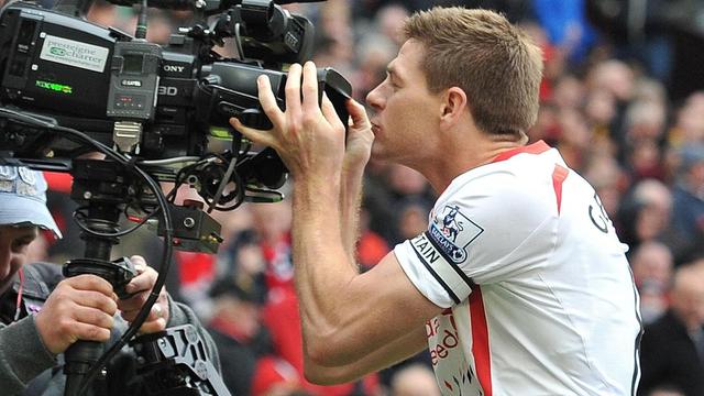 Gerrard Cium Kamera
