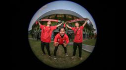 Dari kiri ke kanan: Dwi Kurniawan (22), Billy Putra Adhitama (21), dan Suryadi (25) merupakan rombongan suporter yang berasal dari daerah yang berbeda-beda. Mereka berasal dari Madiun, Yogyakarta, dan Cikarang. Profesi dari ketiganya adalah seorang pegawai swasta. Begini tanggapan mereka soal Timnas Indonesia U-19 di ajang AFF U-19 2022: "Timnas Indonesia U-19 sekarang terlihat lebih menonjol setelah ditangani oleh Shin Tae-yong. Selain itu, cara mereka bermain seimbang antara menyerang dan bertahan." (Bola.com/Bagaskara Lazuardi)