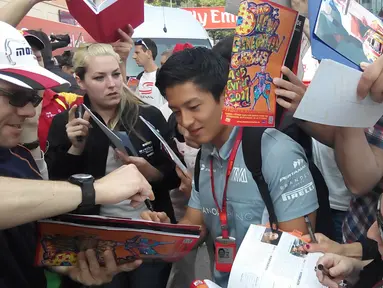 Pebalap Manor Racing asal Indonesia, Rio Haryanto, diserbu fans asing saat tiba di Sirkuit Monako, Rabu (25/5/2016). (Rio Haryanto Media)