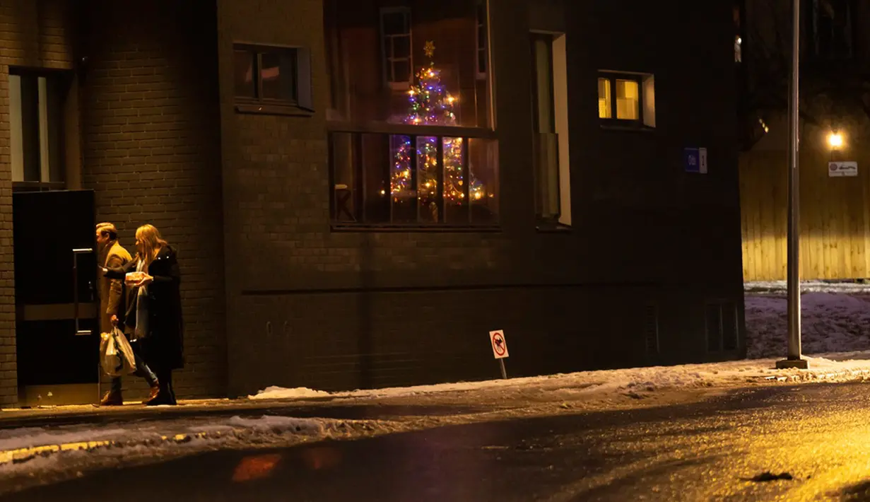Usai liburan, pohon Natal di Estonia diubah menjadi serutan kayu atau bahkan digunakan sebagai penyedap minuman. (AP Photo/Pavel Golovkin)