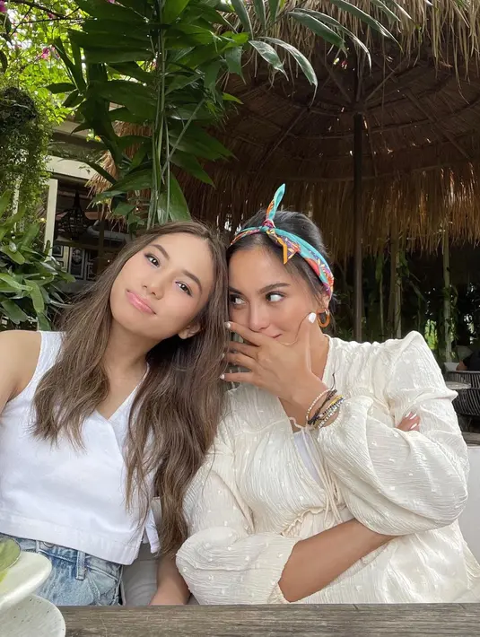 Bahkan ketika sedang berlibur, keduanya kompak dengan tampilan ala bohemian. (Foto: instagram/ Ririn Ekawati)