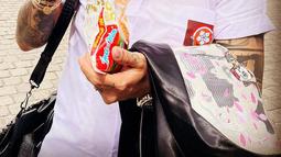 Gaya Reza Arap pakai seragam SMA saat manggung di Tomorrowland ini pun menuai pujian. Dalam salah satu fotonya, pria kelahiran Jakarta, 15 Oktober 1987 ini bikin salah fokus karena terlihat seperti anak SMA yang sedang bolos sekolah. (Liputan6.com/IG/@weird.genius)