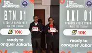 Direktur Utama PT Bank Tabungan Negara (Persero) Tbk (BTN), Nixon LP Napitupulu, (kiri) bersama Gubernur DKI Jakarta, Pramono Anung, menunjukkan body identification number (BIB) usai mengambil race pack di Race Expo BTN Jakarta International Marathon (Jakim) 2026 di Balai Kartini Jakarta, Kamis (11/6/2026). Pengambilan race pack menandai kesiapan peserta jelang ajang lari internasional yang akan diikuti lebih dari 45 ribu runners dari dalam dan luar negeri. Kolaborasi BTN dan Pemerintah Provinsi DKI Jakarta melalui BTN Jakim 2026 semakin memperkuat posisi Jakarta sebagai destinasi sport tourism kelas dunia. (Bola.com/Istimewa)