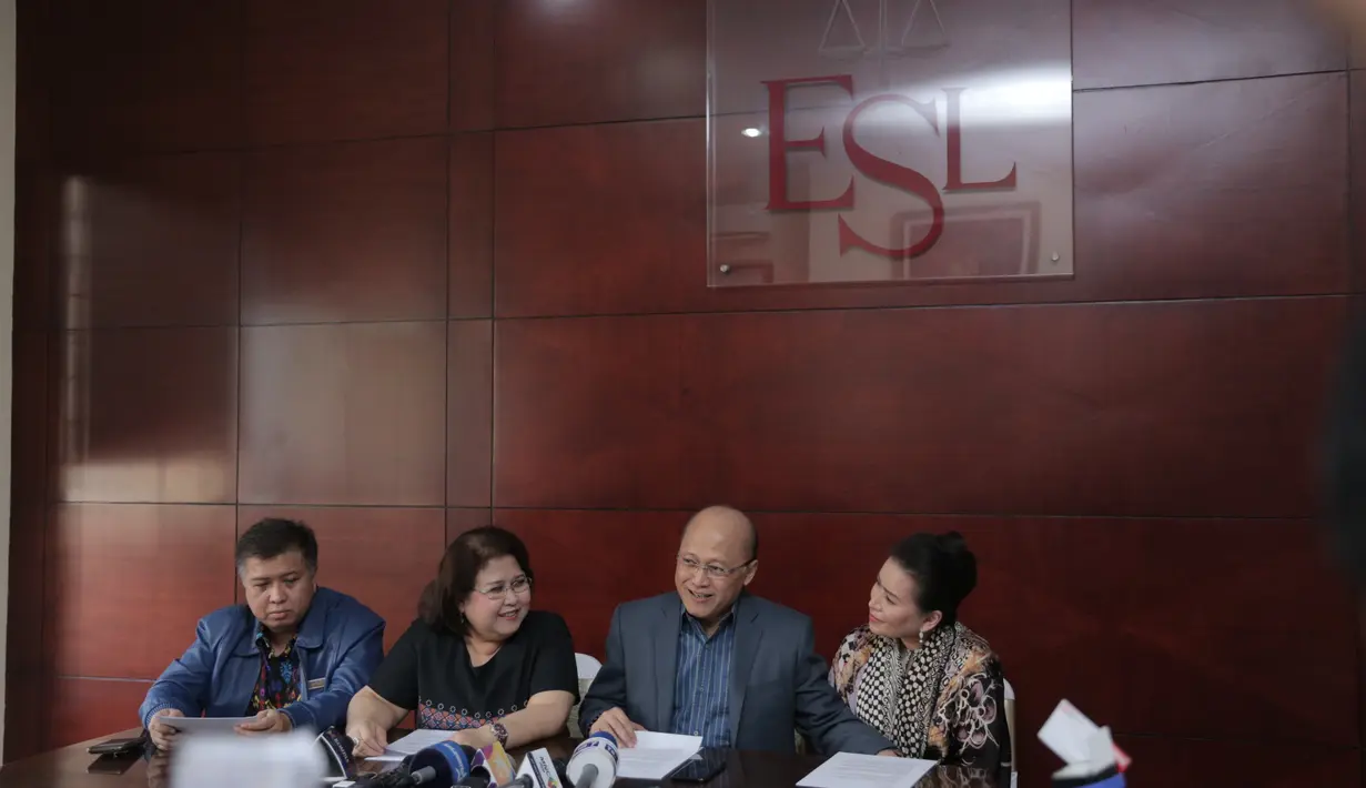 Berdasarkan Mario Teguh, didampingi kuasa hukumnya Elza Syarief, apa yang selama ini dituduhkan tidak mengakui anak dan menuduh Aryani (ibu Kiswinar) berbuat selingkuh tidak terbukti sama sekali. (Nurwahyunan/Bintang.com)