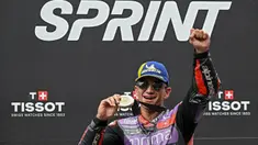Pembalap Prima Pramac Racing asal Spanyol, Jorge Martin melakukan selebrasi setelah memenangkan balapan Sprint MotoGP Grand Prix Malaysia di Sirkuit Internasional Sepang, 2 November 2024. (Lillian SUWANRUMPHA/AFP)