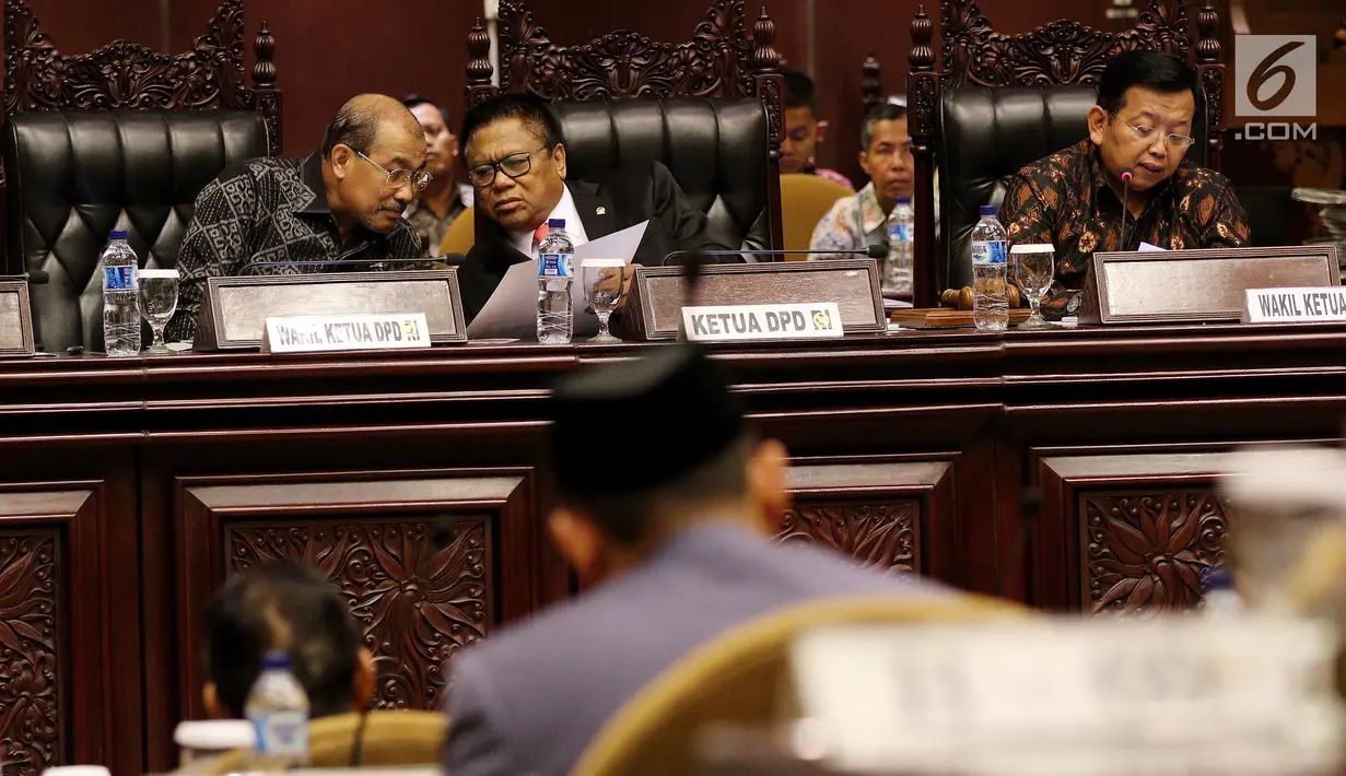 Pimpinan DPD Oesman Sapta Odang (tengah) bersama Wakil Pimpinan DPD saat Rapat Paripurna DPD di Jakarta, Jumat (5/10). BPK menyampaikan IHPS I 2018 kepada DPD sebagaimana diatur dalam Pasal 18 UU Nomor 15 Tahun 2014. (Liputan6.com/JohanTallo)