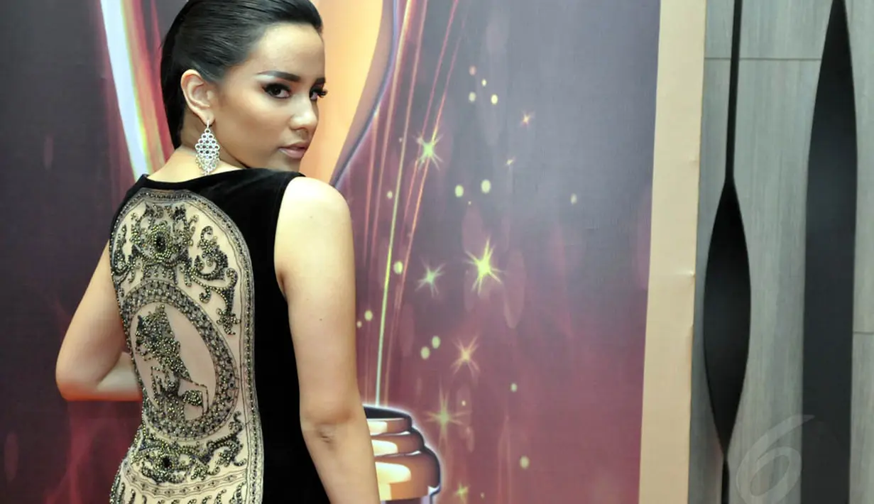 Bagian punggung gaun penyanyi bersuara emas ini ditutup kain tulle bermotif wayang payet, Jakarta, Kamis (19/6/14). (Liputan6.com/Panji Diksana)