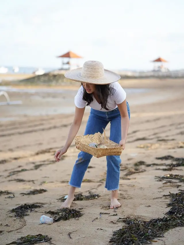 Potret Raline Shah Lakukan Bersih Pantai. (Sumber: Instagram/ralineshah)