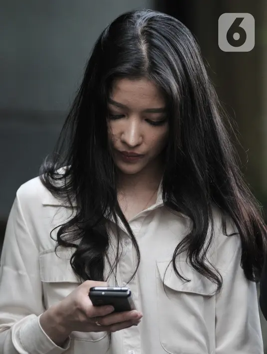 Siwi Widi usai diperiksa penyidik di Polda Metro Jaya, Jakarta, Senin (20/1/2020). Siwi diperiksa sebagai pelapor kasus pencemaran nama baik oleh akun Twitter @digeembok yang menyebut dirinya wanita simpanan alias gundik mantan Dirut Garuda Ari Askhara. (merdeka.com/Iqbal S. Nugroho)