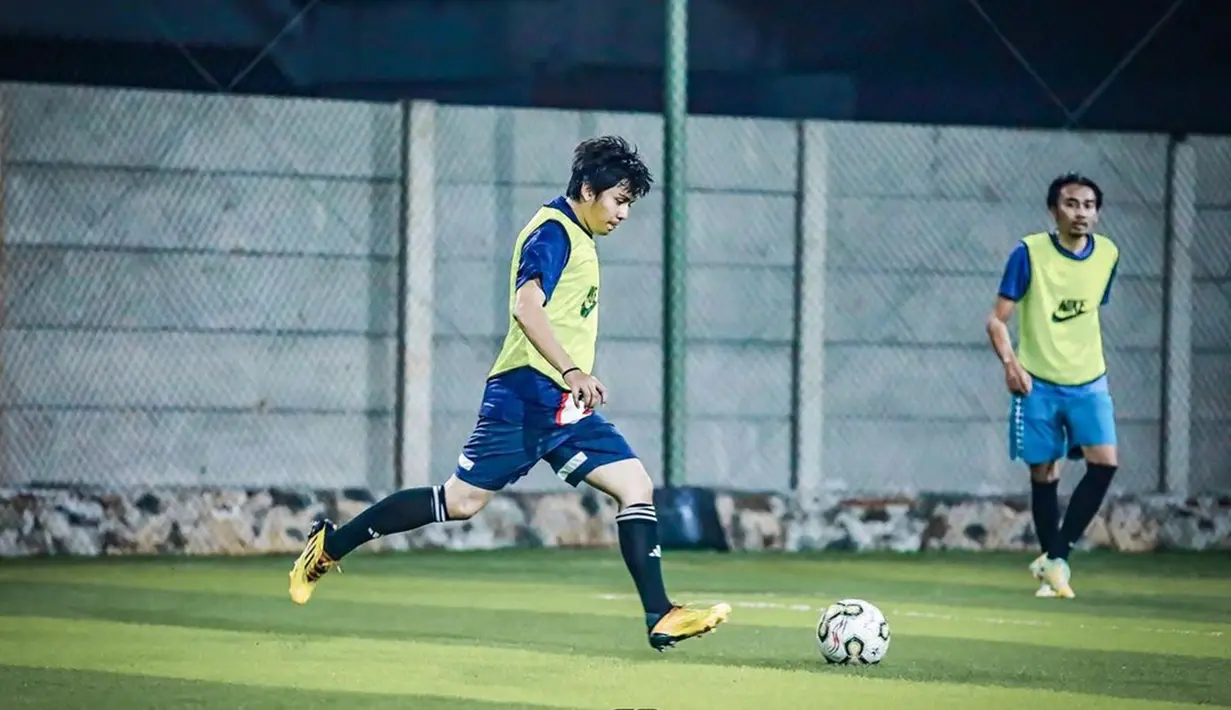 Potret Arbani Yasiz saat bermain bola juga kerap mencuri perhatian penggemar dan rekan artis lainnya. Tak sedikit pula beberapa teman artis yang turut mengajaknya bermain bola bersama. (Liputan6.com/IG/@arbaniyasiz)