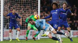 Gelandang Manchester City, Bernardo Silva, menyundul bola saat melawan Chelsea pada laga Premier League di Stadion Stamford Bridge, London, Minggu (9/12). Chelsea menang 2-0 atas City. (AFP/Adrian Dennis)