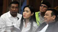 Terdakwa Jessica Kumala Wongso menjalani sidang ketujuh kasus kematian Wayan Mirna Salihin di PN Jakarta Pusat, Kamis (21/7). Sidang kali ini, Jaksa Penuntut Umum (JPU) menghadirkan barista kafe Olivier, Rangga, sebagai saksi. (Liputan6.com/Helmi Afandi)