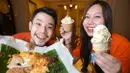Sisca Kohl dan Jess No Limit nge-date dengan makan ice cream rasa nasi padang. Ice cream racikan Sisca ini sempat viral di medos. (Foto: Instagram/ jessnolimit)