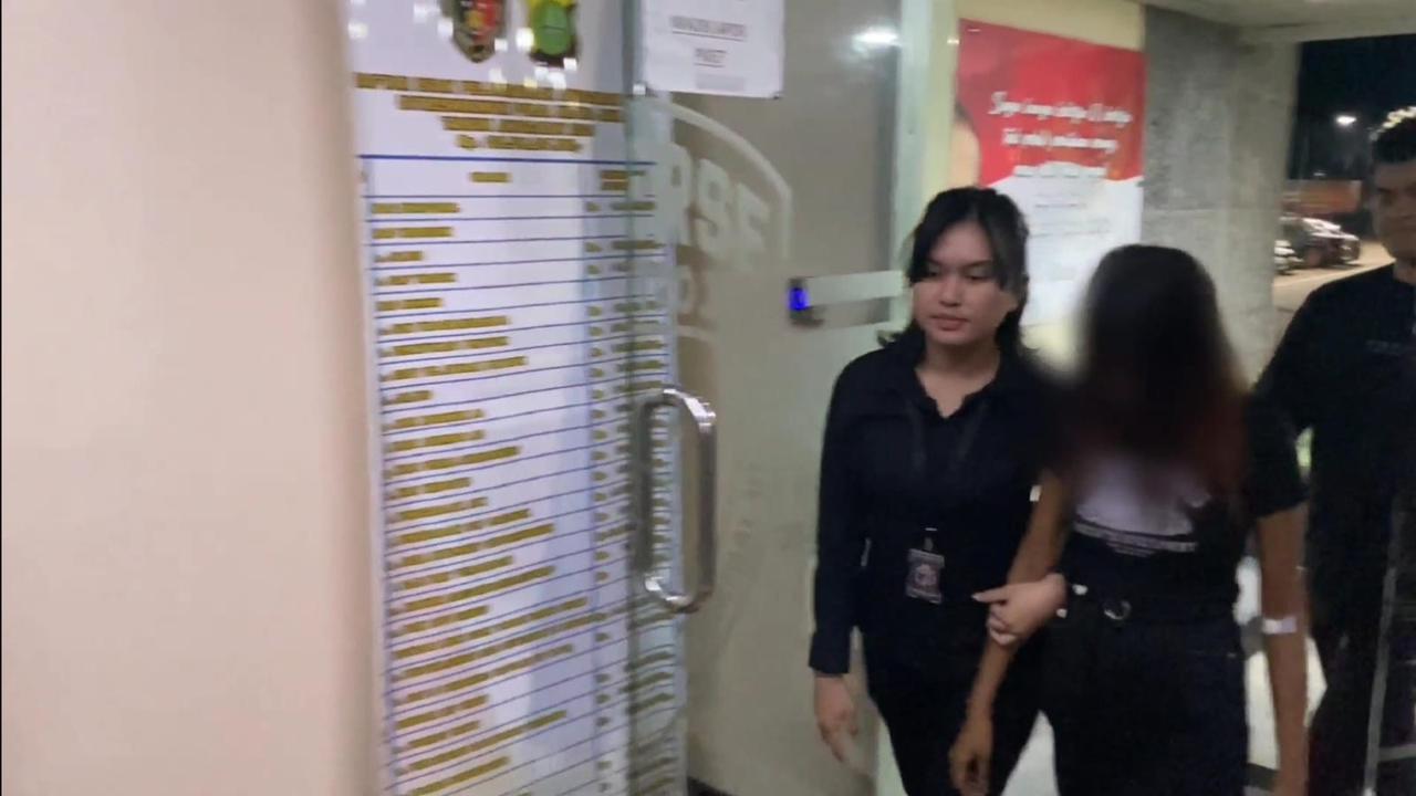 Seorang remaja putri nekat membunuh ayah kandung sendiri di dalam tokonya di Duren Sawit, Jakarta Timur pada Sabtu (22/6/2024).