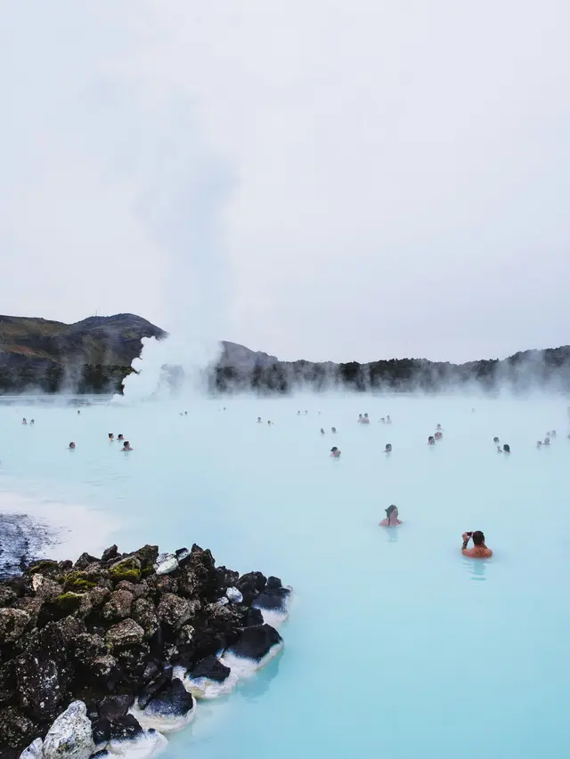 Blue Lagoon, Islandia, menawarkan pengalaman wellness tourism melalui pemandian geotermal di tengah lanskap vulkanik.